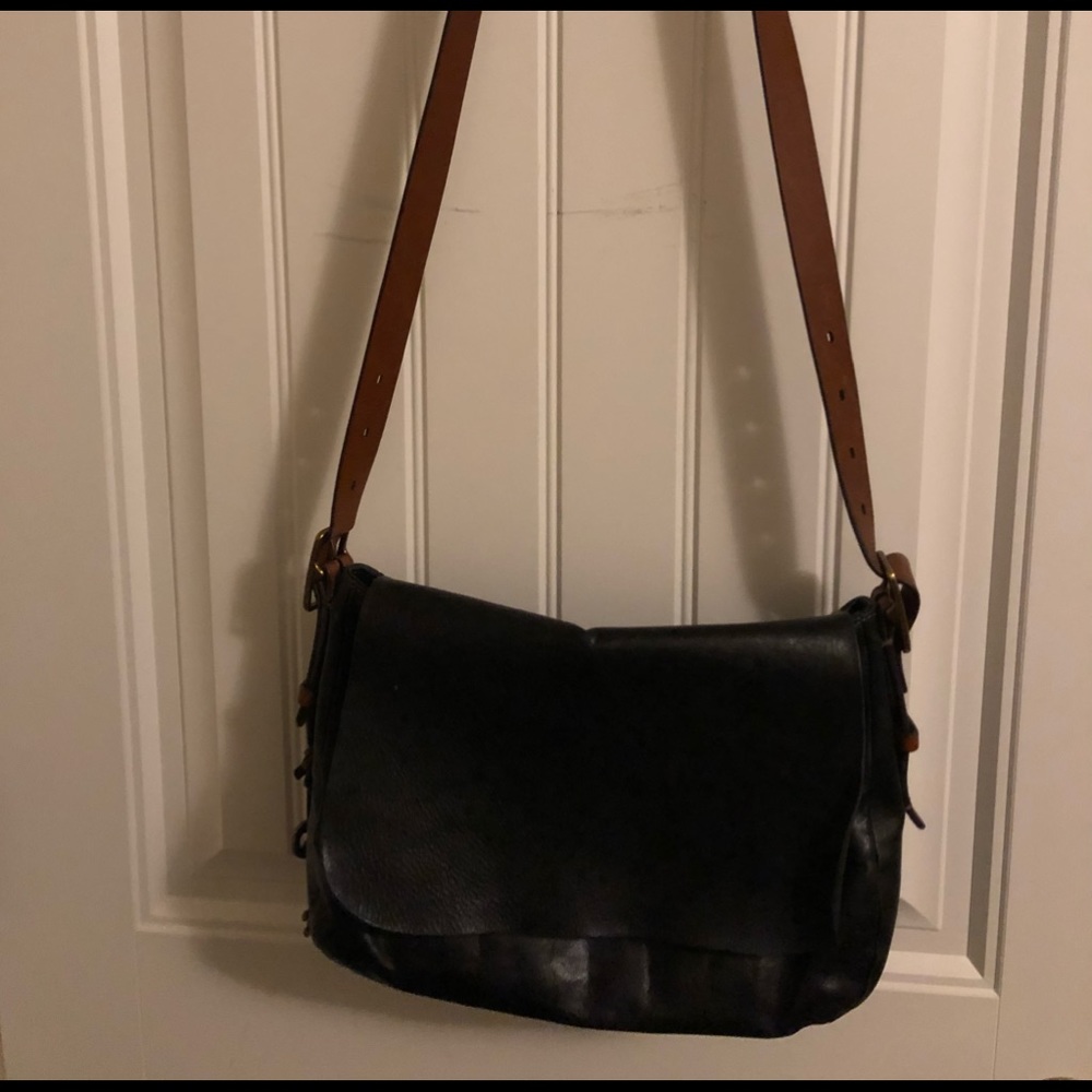 2/$50 item. Fossil Leather Cross body purse. In excellent used condition.